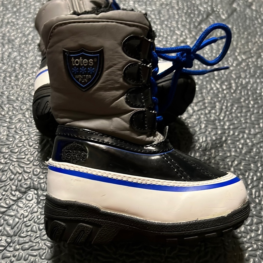 Barely worn toddler snowboots. Totes, Size 5, Grey/Black, Waterproof, super warm